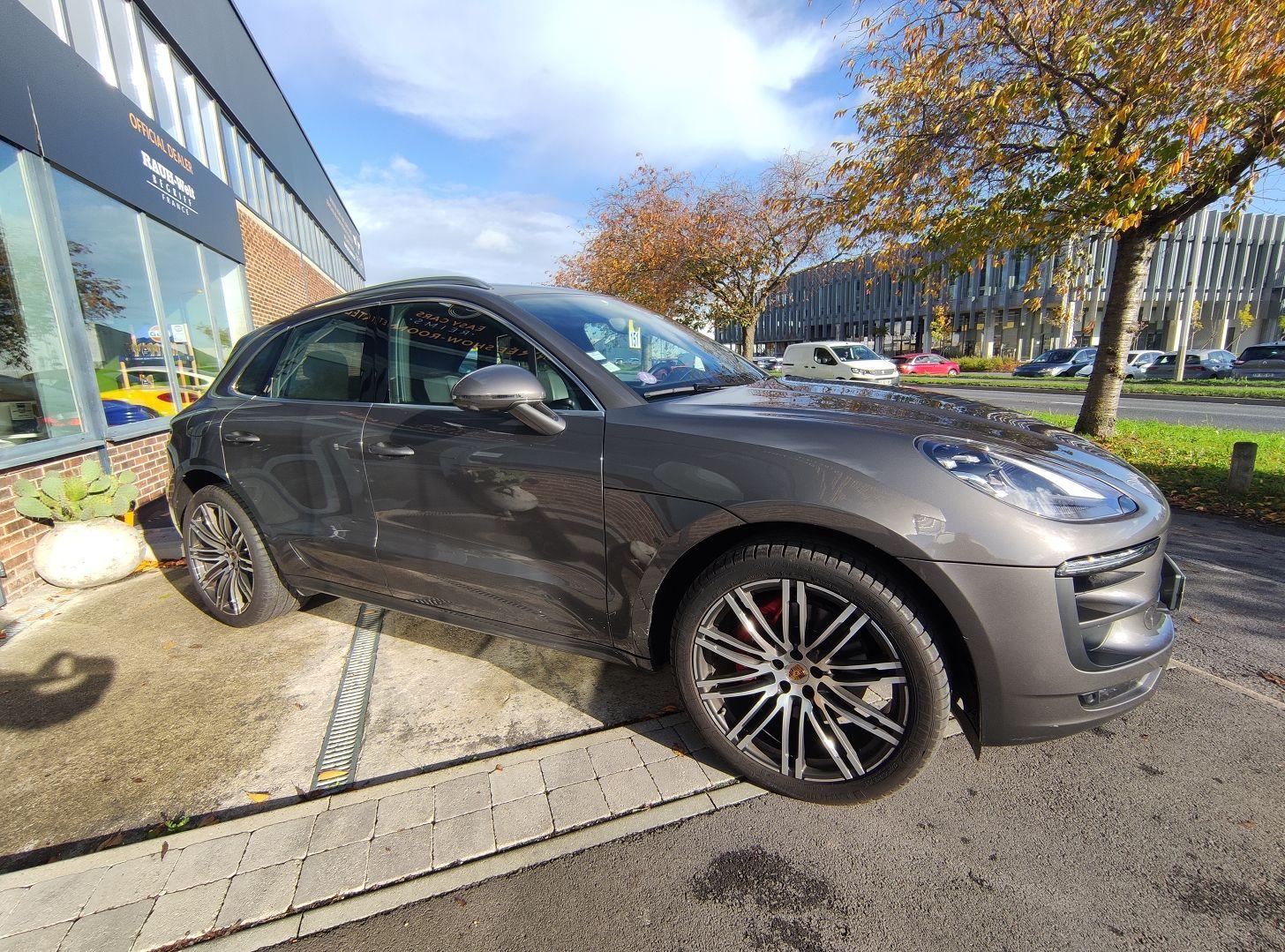 PORSCHE MACAN